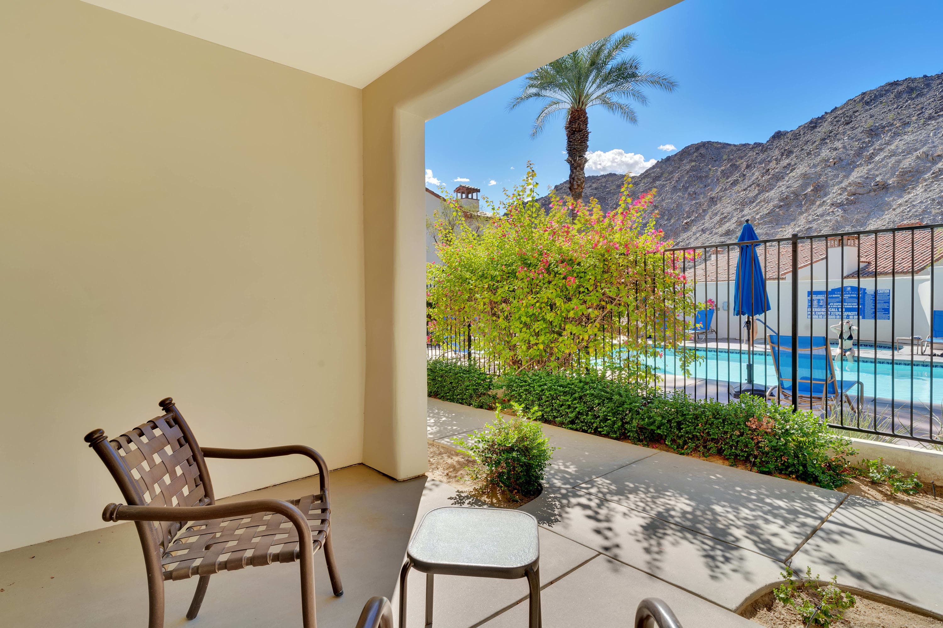 Desert Oasis Studio #B, Steps from Pool!