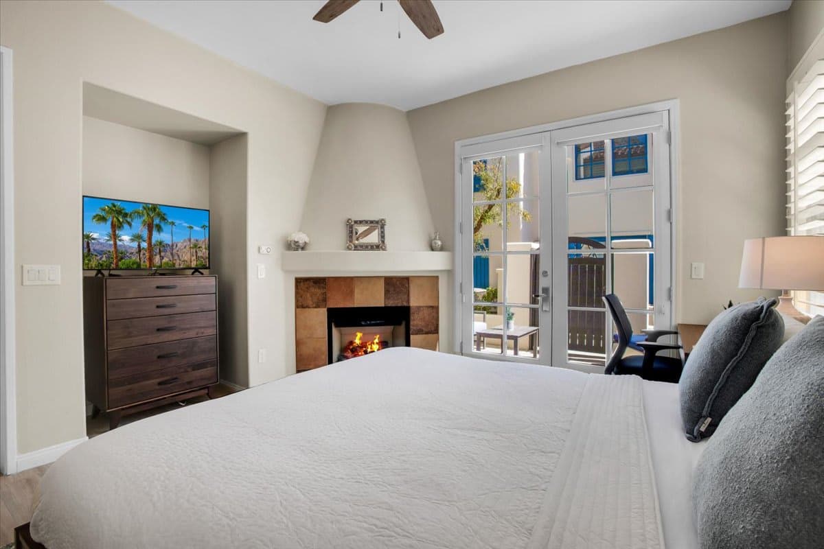 Modern LQ Studio Getaway, Steps to pool/spa! #C